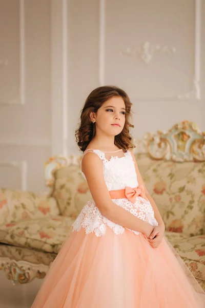Щаслива маленька принцеса в красивій сукні ходьби, хоча велика студія — стокове фото