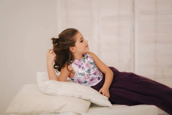 Kleine Mädchen sitzen auf einem Sofa. glückliches Kind im Stodio. Kleines Modell — Stockfoto