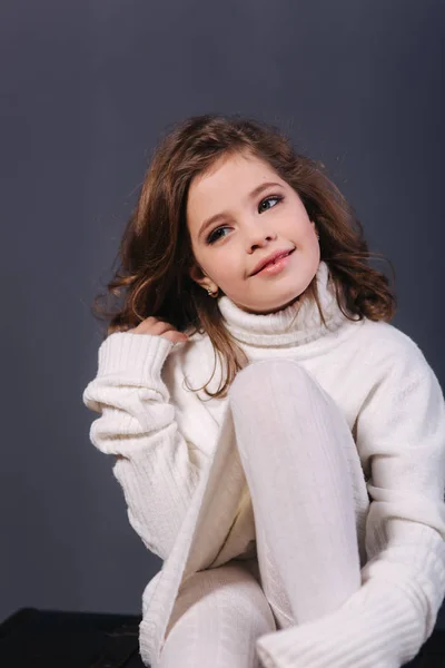 복숭아 색 니트 스웨터에 아름 다운 젊은 모델. 패션 메이크업과 헤어스타일 — 스톡 사진