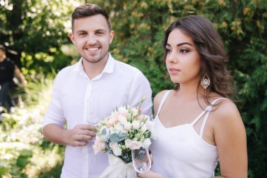 Damat ve gelin dring bir şampanya ve öpücük. Mutlu çift