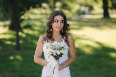 Buket yound kız portresi. Güneşli yaz günü hoş bayan. Şık kadın