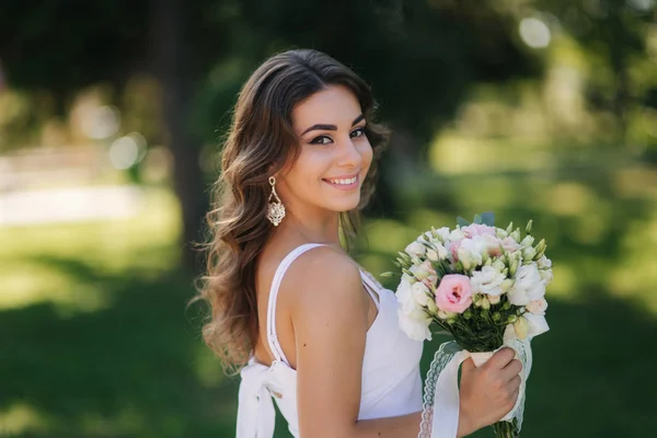 Retrato de menina yound com buquê. Senhora encantadora no dia ensolarado de verão. Mulher elegante — Fotografia de Stock