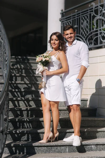 Bräutigam und Braut am Hochzeitstag beim Spaziergang im Park. Frischvermählte verbringen Zeit miteinander. gerade verheiratet — Stockfoto