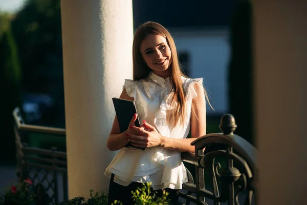 Junge Mädchen benutzen ein Tablet für ihre Arbeit. Frauen halten Tabletten in den Händen. schöne Frau beendet ihre Arbeit — Stockfoto