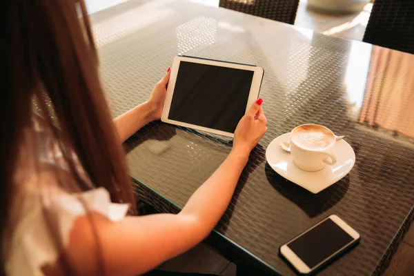 模仿坐在咖啡馆里，使用平板电脑和手机的女人 — 图库照片