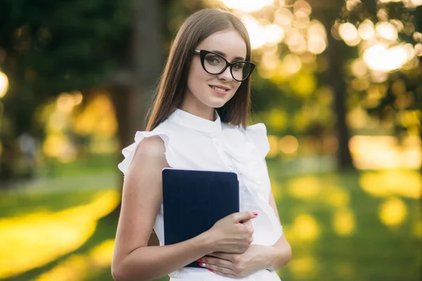 Retrato de Profesora joven con tableta afuera. Profesora moderna en el parque. Mujer lleva gafas — Foto de Stock