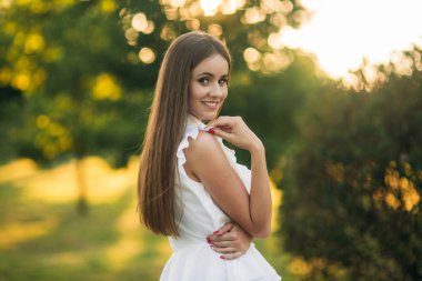 Parktaki güzel kadın. Dışında beyaz gömlekli çekici kadın