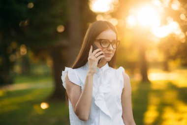 İş kadını parkta telefon kullanma