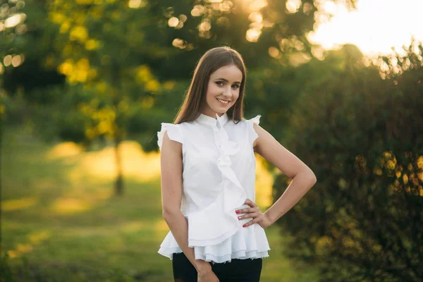 Schöne Weibchen im Park. attraktive Frau im weißen Hemd draußen — Stockfoto