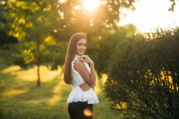 Vacker kvinna i parken. Attraktiv kvinna i vit skjorta utanför — Stockfoto