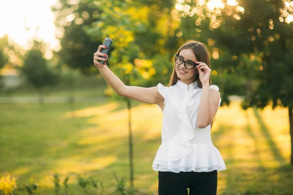 Donna d'affari nel parco utilizzando il telefono — Foto Stock