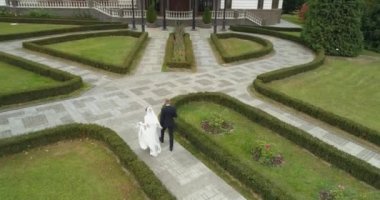 Düğün copter görünümü. Damat ve gelin orman ile çevrili thw büyük park olsa yürüyüş