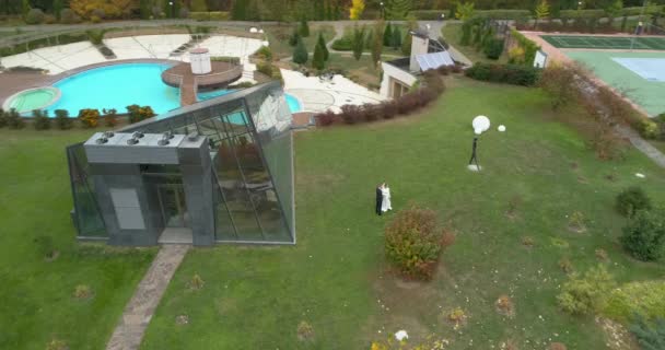 Vue de Copter du mariage. Mariée et marié marchant si grand parc entouré par la forêt 