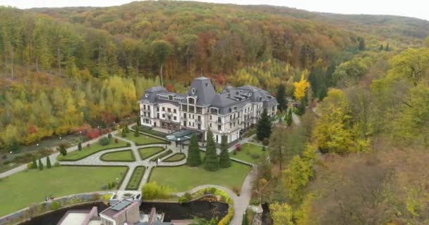 Vista de Copter da paisagem. Edifícios rodeados por florestas e montanhas. Parques naturais — Vídeo de Stock