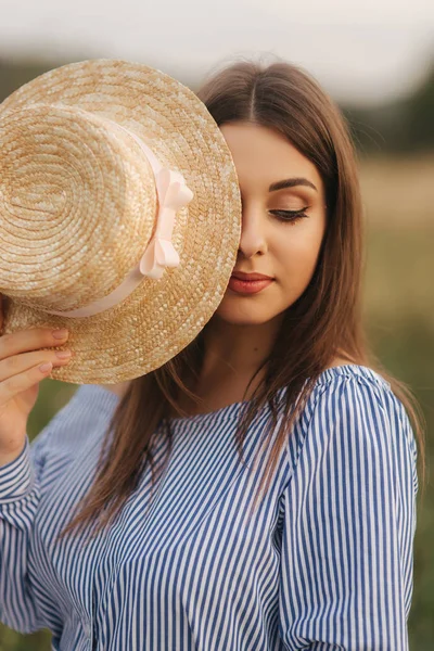 Primer plano retrato de mujer hermosa con sombrero de punto. Sonríe — Foto de Stock