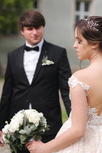 Närbild porträtt av vackra bröllopspar. Snygg brudgum med vacker brud — Stockfoto