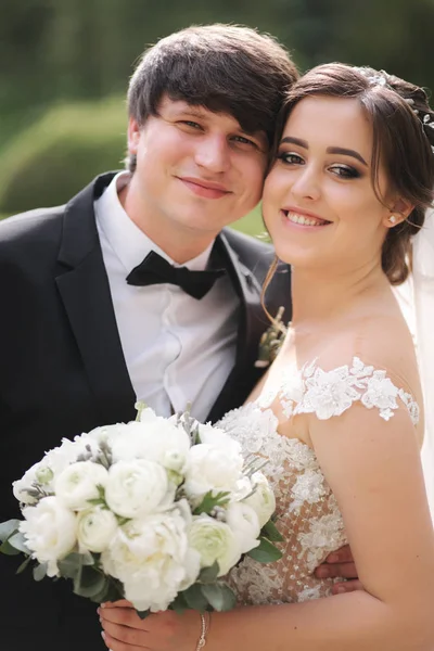 Retrato de close-up de belo casal de casamento. Bonito noivo com noiva linda — Fotografia de Stock