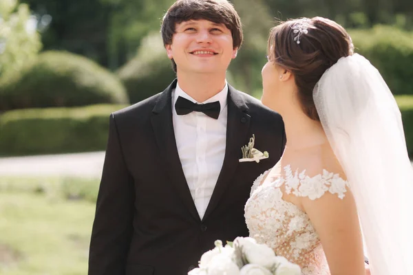 Gros plan portrait de beau couple de mariage. Beau marié avec mariée magnifique — Photo