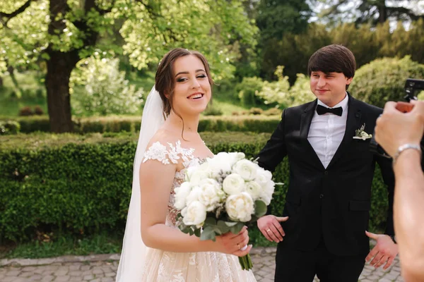 Feliz novio y novia caminando en el parque. Encantadora mujer con hombre guapo pasar tiempo juntos — Foto de Stock