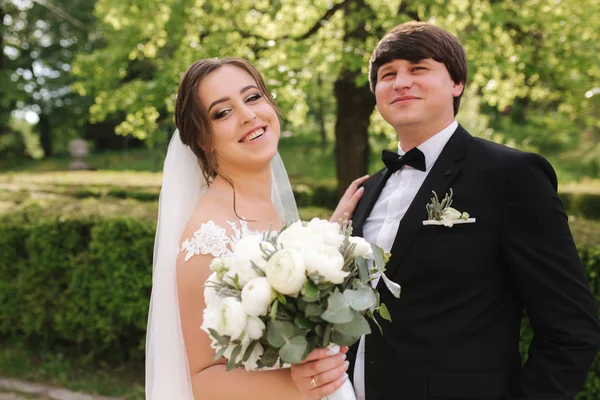 Feliz novio y novia caminando en el parque. Encantadora mujer con hombre guapo pasar tiempo juntos —  Fotos de Stock