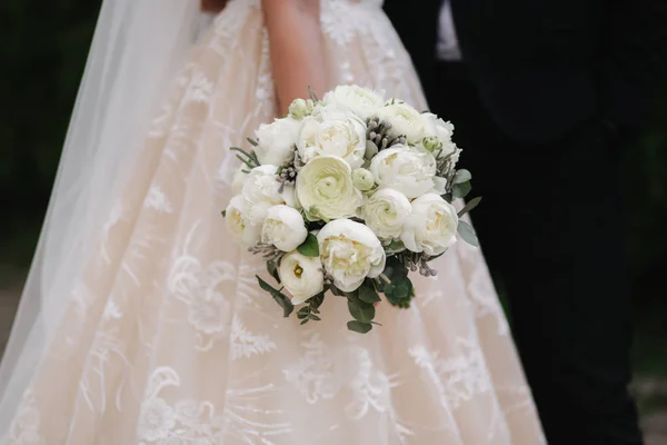 Nahaufnahme der Braut mit Blumenstrauß in der Hand — Stockfoto