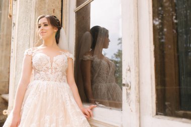 Parkta yürüyen gelinlik güzel gelin