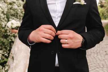 Yakışıklı damat güzel gelinin önünde lekeli