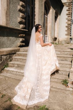 Zarif düğün gress güzel gelin merdivenlerden çıkmak. Büyük tren drees