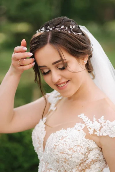 Primer plano retrato de novia hermosa con ramo. Mujer feliz sonrisa — Foto de Stock