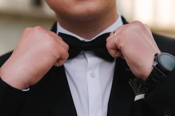 ネクタイの弓の男の手のクローズアップ — ストック写真