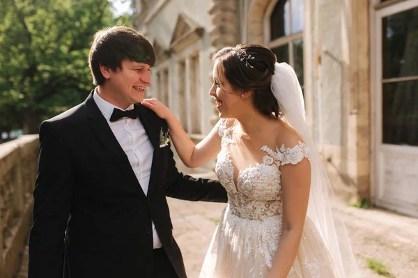 Retrato de noivo feliz e noiva. Casal lindo — Fotografia de Stock