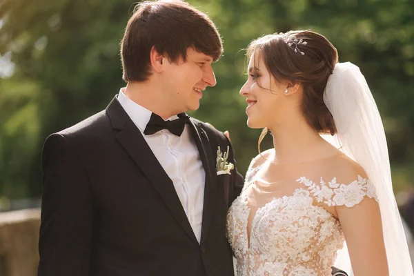 Portrait du marié heureux et de la mariée. Beau couple de mariage — Photo