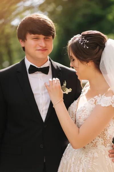 Retrato de noivo feliz e noiva. Casal lindo — Fotografia de Stock