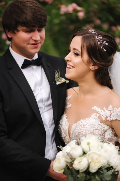 Retrato confuso de una feliz pareja de novios. Escoba y novia — Foto de Stock