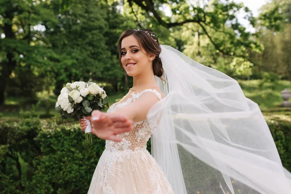 Magnifique mariée prendre un voile nuptial et se lève — Photo