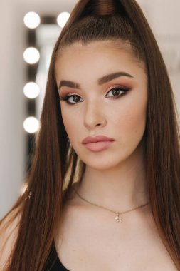 Ayna önünde çiller ile güzel redhead modeli. Akşam kadın için makyaj