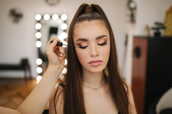 Makijaż artysta robi profesjonalny makijaż młodej kobiety Rude z piegi — Zdjęcie stockowe