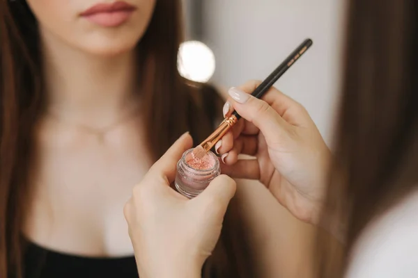 Make-up-Artist trägt Lidschatten auf, perfektes Abend-Make-up. Schönheit rothaarige Mädchen mit perfekter Haut und Sommersprossen — Stockfoto