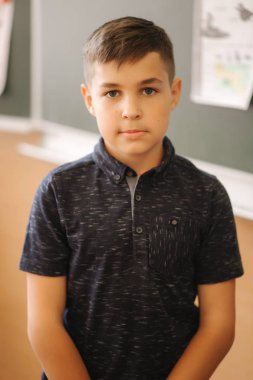 Yakışıklı çocuk tahta önünde durmak