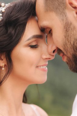 Dağlarda güzel çiftin yakın portresi. Erkeklerle mutlu bir kadın. Kocası ile zarif kadın