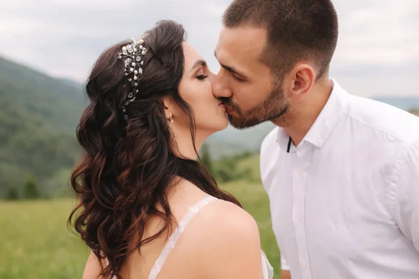 Close-up portret van mooie paar in bergen. Gelukkige vrouw met man. Elegante vrouw met haar man — Stockfoto