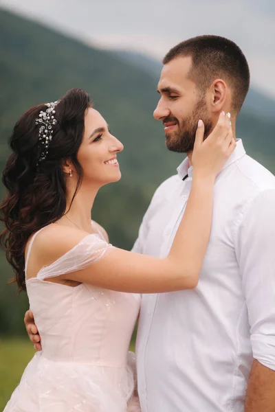 Feche o retrato do belo par em montanhas. Mulher feliz com o homem. Mulher elegante com o marido — Fotografia de Stock