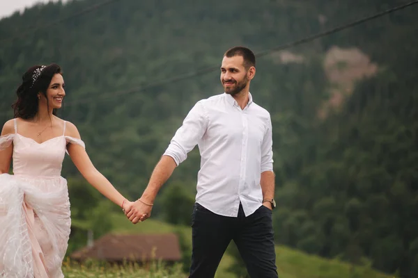 Mariée et marié marchant dans les montagnes des Carpates — Photo