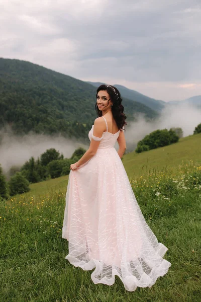 Noiva encantadora em belas montanhas dos Cárpatos. Mulher elegante em vestido bonito — Fotografia de Stock
