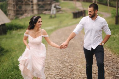 Karpat dağlarında güzel bir düğün çifti. Çekici kadın ile yakışıklı adam