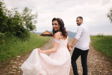 Yakışıklı adam güzel Karpat dağlarına gelini açar. Mutlu düğün çift