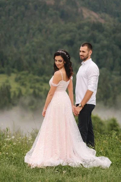 Mariée et fiancée marchent dans les montagnes carpatiennes — Photo