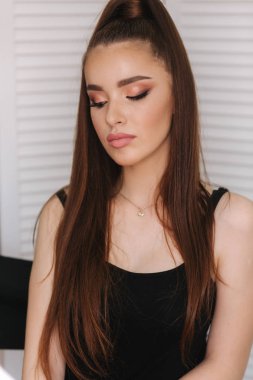 Çilleri ile güzel redhead modeli. Beyaz katlanır ekranın arka planı. Akşam kadın için makyaj