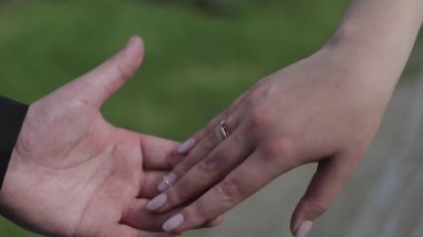Damat ve gelinin düğün gününde ki elleri
