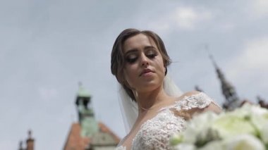 Gelinin yakın çekim elinde buket tutun